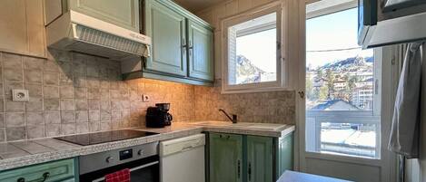 Fridge, microwave, oven, dishwasher