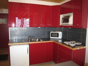 Micro-ondes, four, cafetière/bouilloire, grille-pain