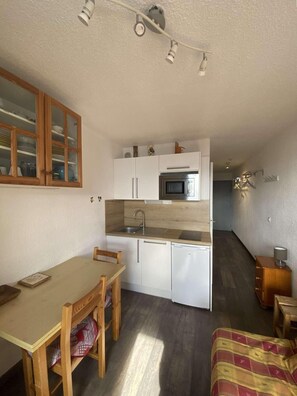 Réfrigérateur, micro-ondes, cafetière/bouilloire