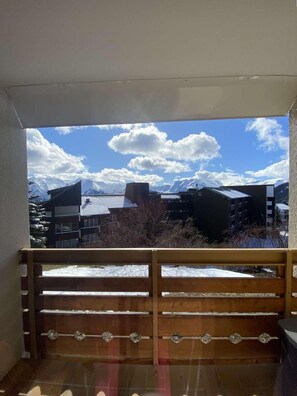 A balcony with a view of snow-covered mountains and buildings under a clear sky. - 150m from ski slopes, floor -2, tv, ski locker, 18m², Alpe d'Huez (L'Alpe d'Huez)