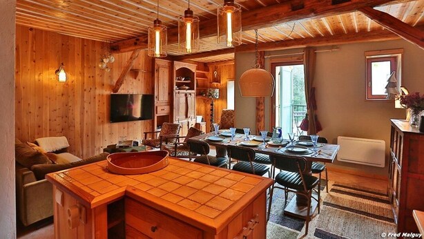 Un interior de madera acogedor con comedor, cocina y sala de estar.
