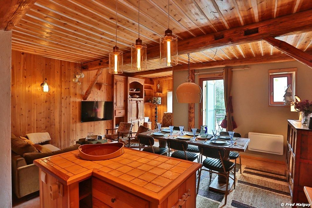 Un interior de madera acogedor con comedor, cocina y sala de estar.