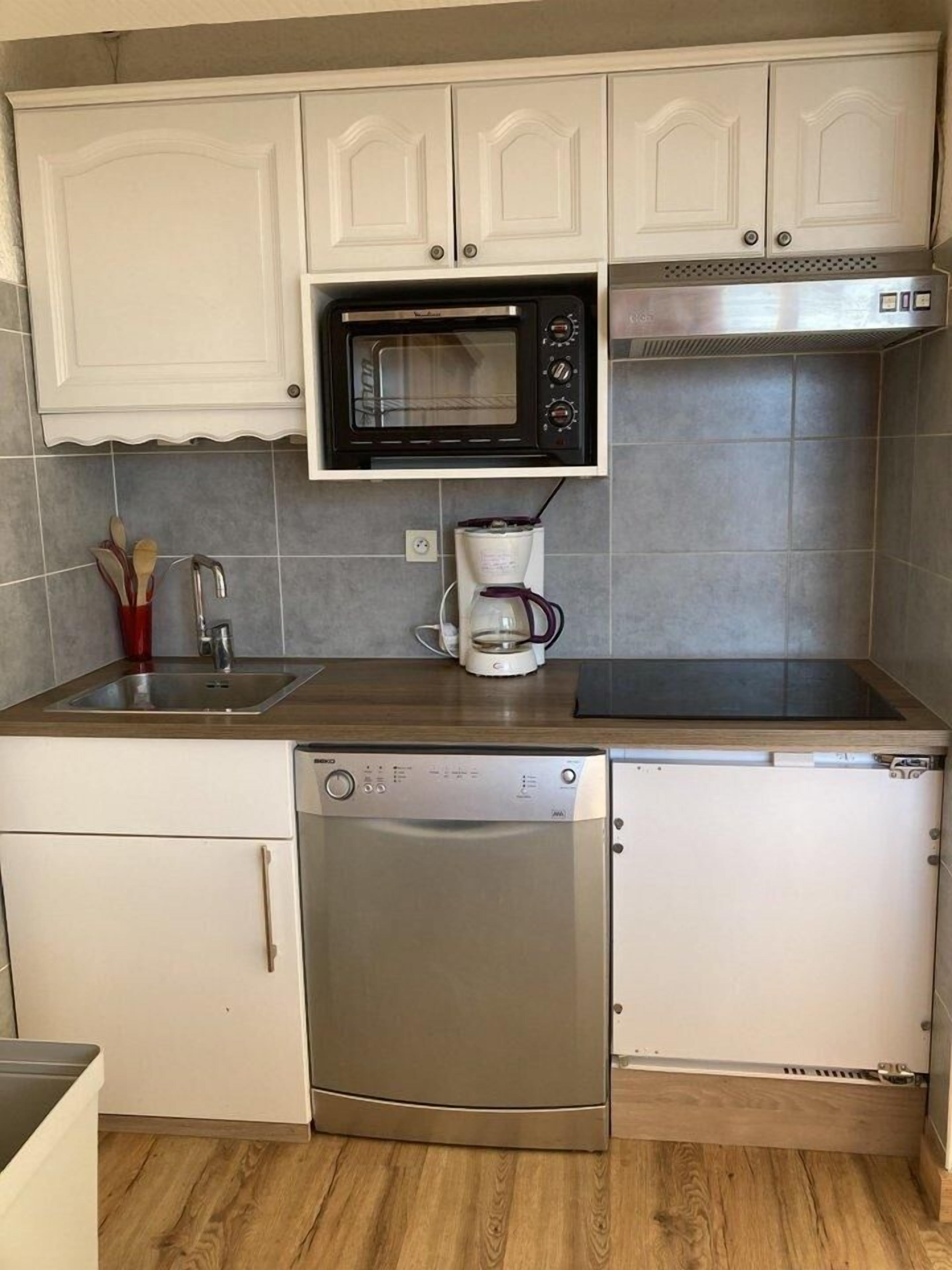 Microwave, oven, dishwasher, coffee/tea maker