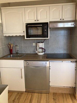 Mikrobølgeovn, ovn, opvaskemaskine, kaffe-/temaskine