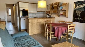A compact living space with a kitchenette, a dining area, and a sofa. - 2nd floor, balcony, tv, ski locker, 52m², Alpe d'Huez (L'Alpe d'Huez)