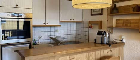 Frigorífico, microondas, horno y lavavajillas