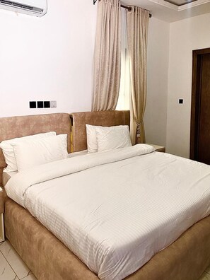 4 عدّة غرف نوم وواي فاي وملاءات أسرّة