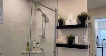 Modern & Spacious 1BR ~ minutes away from Main St.