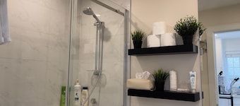 Modern & Spacious 1BR ~ minutes away from Main St.