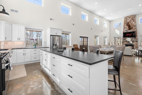 New Pocono Barndominium sleeps 20ppl on 40 acres with a Hot Tub & Fire Pit!