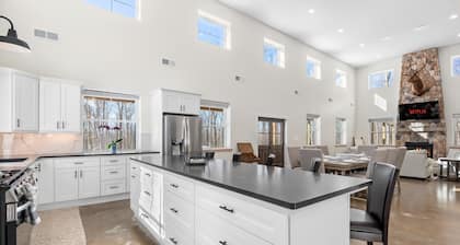 New Pocono Barndominium sleeps 20ppl on 40 acres with a Hot Tub & Fire Pit!