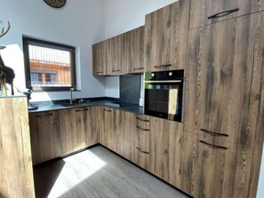 Micro-ondes, four, lave-vaisselle, cafetière/bouilloire