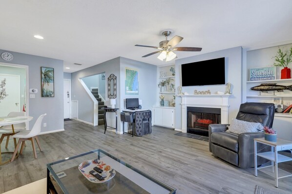 Smart TV, chimenea, reproductor de DVD, libros