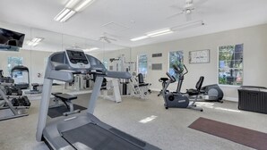 Una palestra con tapis roulant, ellittiche e pesi liberi.
