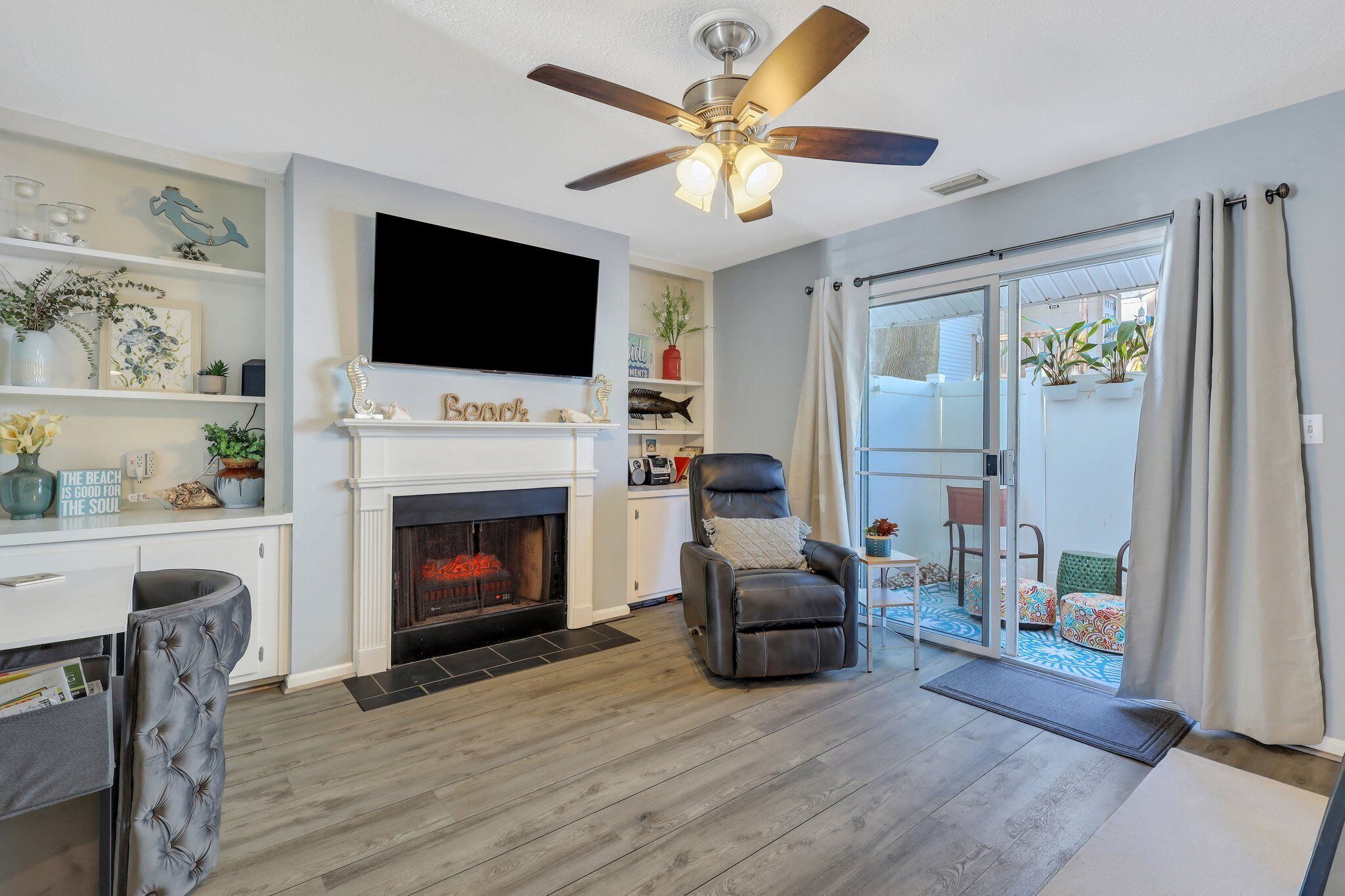 スマートテレビ、暖炉、DVD プレーヤー、書庫