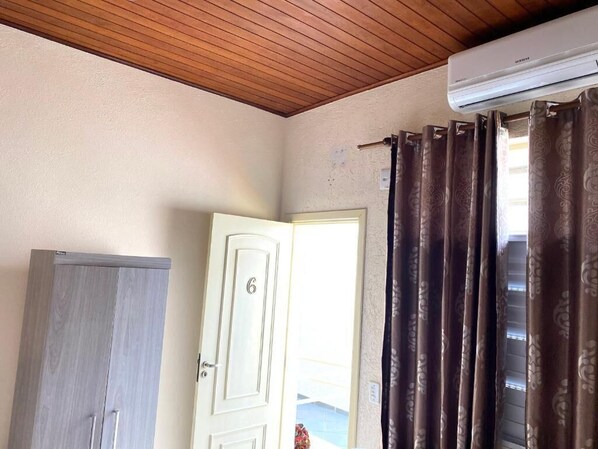 Interior - Two suites just 100 meters from the central square and 20 km from Pedra do Baú. (São Bento do Sapucaí)