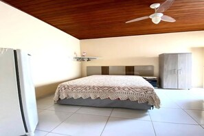 2 bedrooms, WiFi, bed sheets - Two suites just 100 meters from the central square and 20 km from Pedra do Baú. (São Bento do Sapucaí)