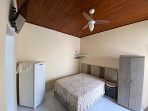 2 bedrooms, WiFi, bed sheets - Two suites just 100 meters from the central square and 20 km from Pedra do Baú. (São Bento do Sapucaí)