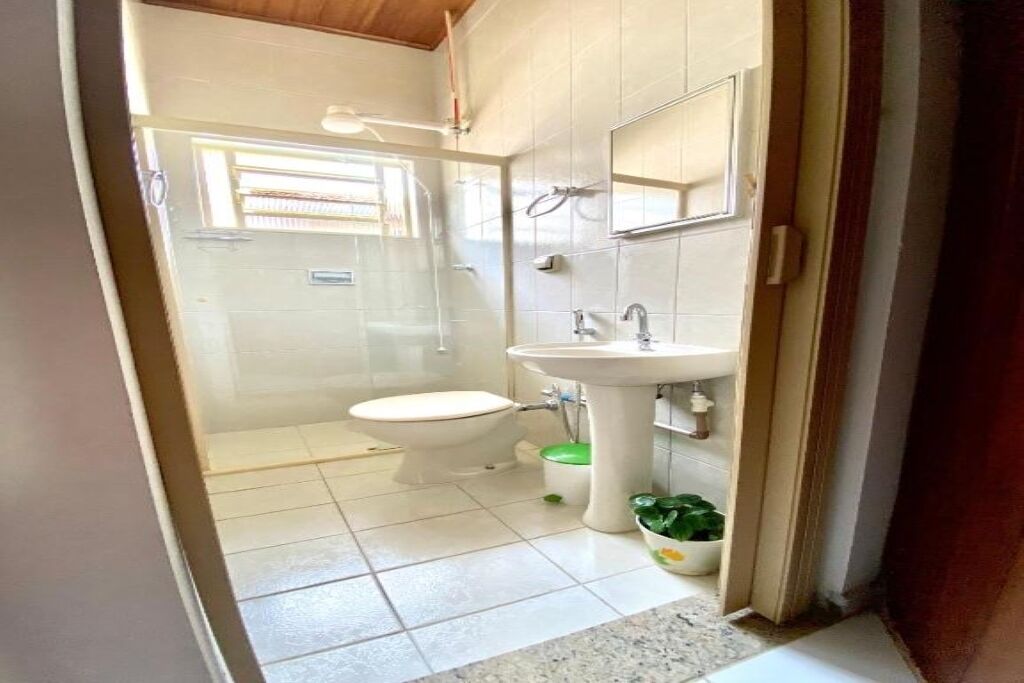 Secador de cabelo, toalhas de banho, sabonete, papel higiênico