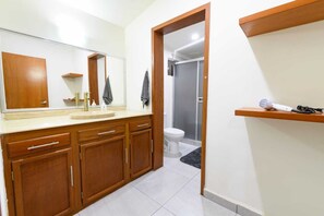 Shower, towels, soap, toilet paper - Casa Lomas 5bedrm house w/pool, Wifi, AC, terrace @ Mazatlán next to Golden Zone (Mazatlán)