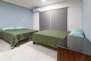 5 bedrooms, WiFi, bed sheets - Casa Lomas 5bedrm house w/pool, Wifi, AC, terrace @ Mazatlán next to Golden Zone (Mazatlán)