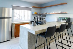 Refrigerador, microondas, parrilla de estufa y licuadora 