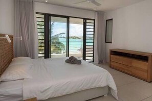 3 bedrooms, iron/ironing board, travel cot, WiFi - Unique Villa Feet in the water-pool- Grand Baie (Grand Baie)