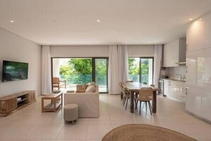 TV - Luxurious 3 Bedroom Apartment in La Pointe (Grand Baie)