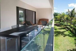 Outdoor dining - Luxurious 3 Bedroom Apartment in La Pointe (Grand Baie)