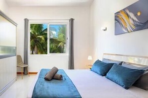 4 bedrooms, iron/ironing board, WiFi, bed sheets