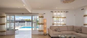 Villa Tropicale, 5 bed, private pool, 5 min beach