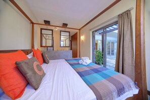 3 bedrooms, iron/ironing board, internet, bed sheets