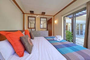 3 bedrooms, iron/ironing board, internet, bed sheets