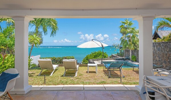 Outdoor dining - Duplex La HOULE- waterfront, colonial style (Cap Malheureux)