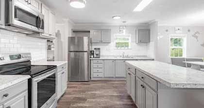 King Bed Pet Friendly BBQ Grill Peaceful