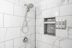 Casa | Baño | Artículos de higiene personal gratuitos, secador de pelo y toallas