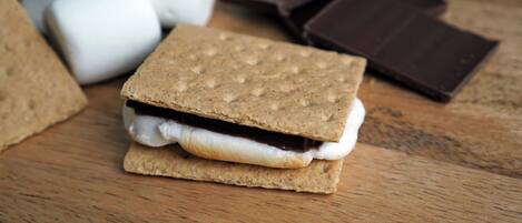 Una pila de galletas graham con malvaviscos en el medio.