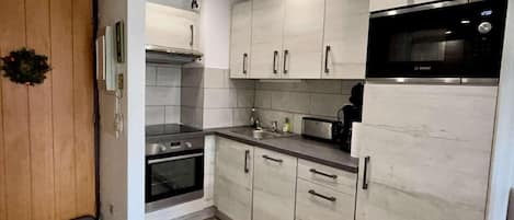 冷蔵庫、電子レンジ、オーブン、食器洗い機