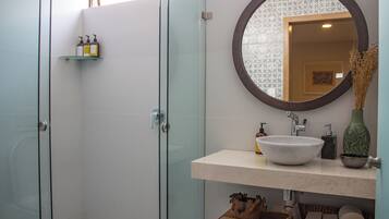 Pantuflas, jabón, shampoo, papel de baño