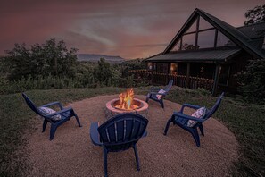 Family Cabin, Mountain View | 3 bedrooms, Egyptian cotton sheets, premium bedding, laptop workspace - Poppys Place Cabin (Dandridge)