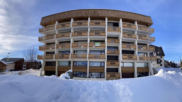 A multi-story building with balconies, surrounded by snow. - 100m from shops, 1st floor, balcony, tv, ski locker, 52m², Alpe d'Huez (L'Alpe d'Huez)