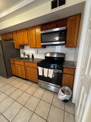 Private kitchen - Lovely, Spacious 2-bedroom apartment in Newark near airport with WiFi (Newark)
