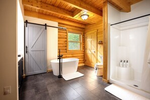 Douche, sèche-cheveux, serviettes fournies, savon