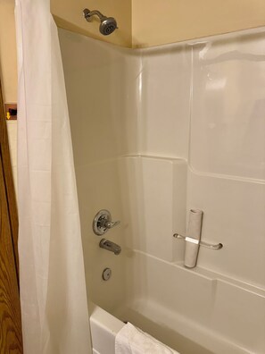 Hair dryer, towels, soap, toilet paper - Whitehore Downtown-Ski/hot spring/Northern Light Lon-term stay (Whitehorse)