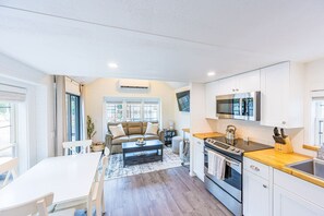 Kylskåp, mikrovågsugn, ugn och spishäll