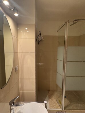 Habitación Deluxe doble, 1 cama doble | Baño | Artículos de higiene personal gratuitos, secador de pelo y toallas