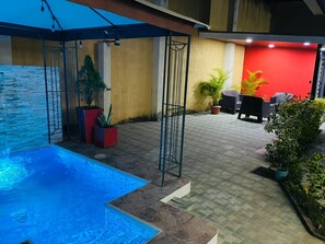 Pool - Modern and Spacious 2-bedroom house with WiFi, AC in amazing Santa Ana (Santa Ana)