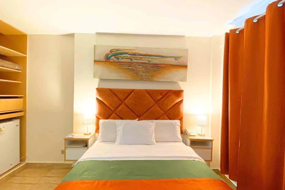 Quarto casal luxo, 1 cama Queen, vista parcial para o oceano | 1 quarto, lençóis italianos Frette, roupas de cama premium