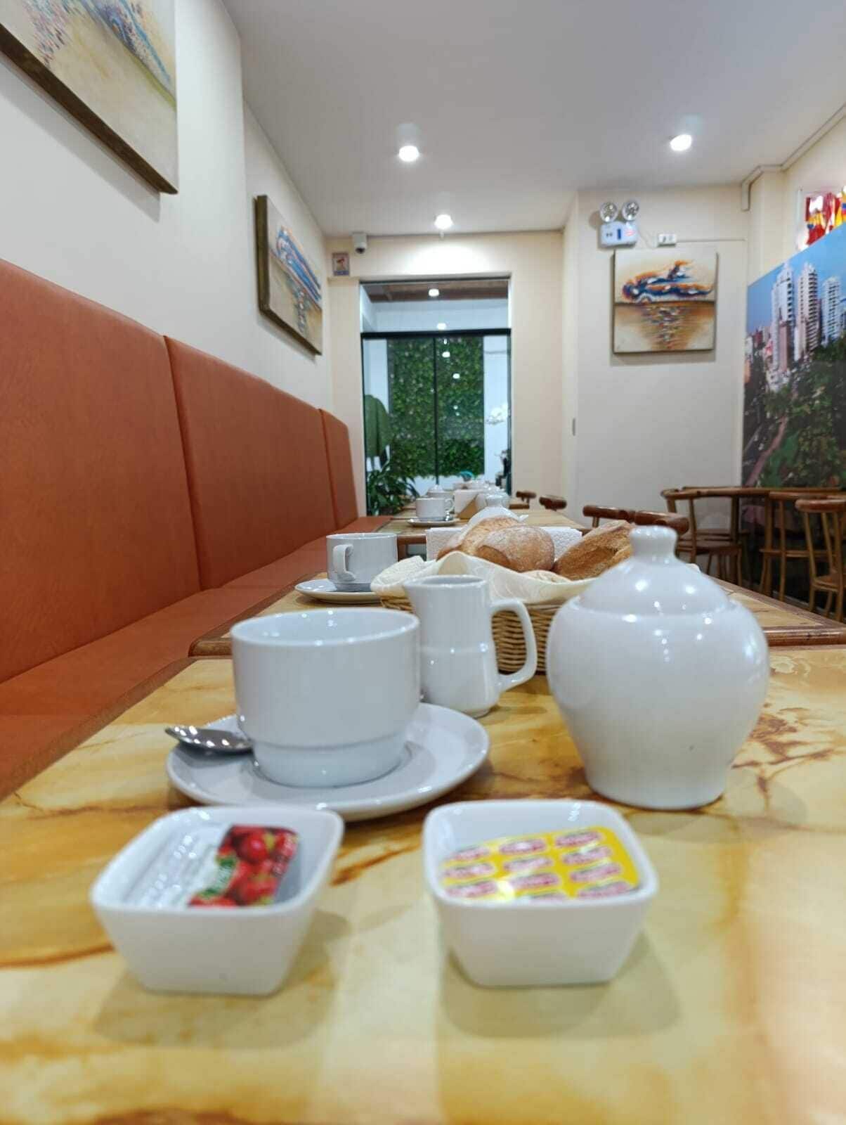 Desayuno continental diario (PEN 20 por persona)