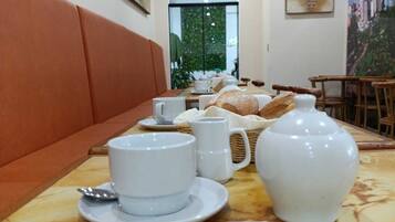 Desayuno continental diario (PEN 20 por persona)